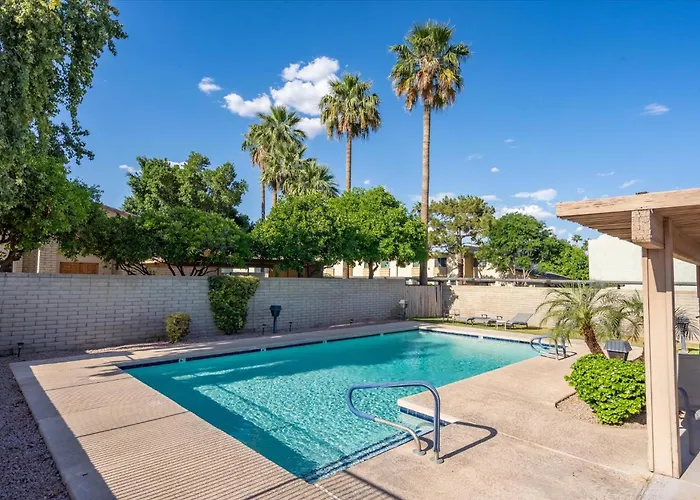 Pools Courts Bbq Firepit Pineapple Paradise Holiday home Scottsdale