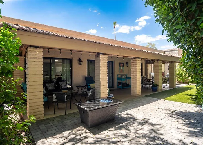Pools Courts Bbq Firepit Pineapple Paradise Holiday home Scottsdale
